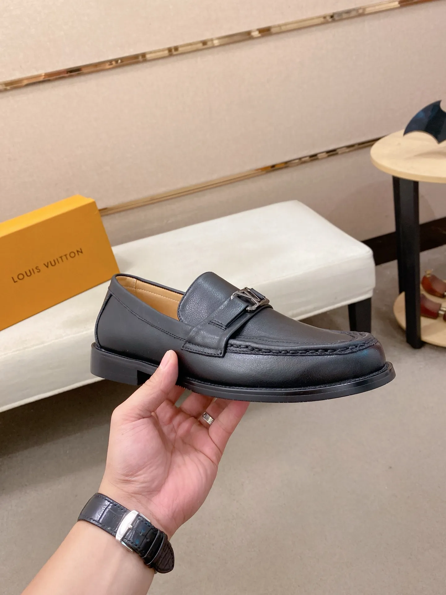 Men's shoes 💰 500💰⚡️New models available⚡️Louis Vuitton (Louis Vuitton/LV) casual, business formal wear! Made with pure Italian craftsmanship, the upper is made of first-layer cowhide, which is full of texture! The lining is cowhide and the original rubber leather shoe outsole. The style is atmospheric and comfortable! Positive code 38-44
